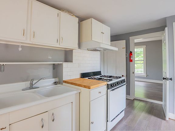 4th image of 427 Delaware Ave #3