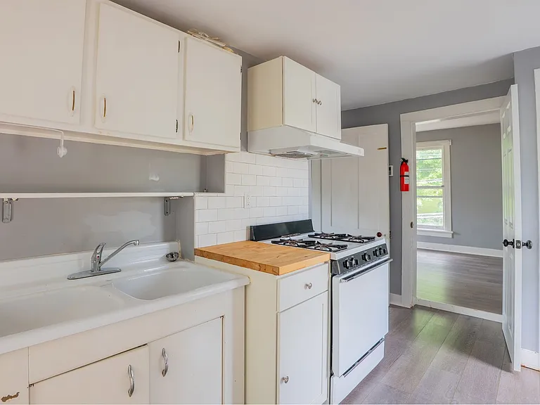 427 Delaware Ave — Photo 4