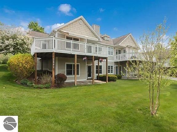 3rd image of 2822 E Crown Dr