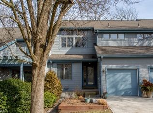 2 Woodstream Ct, Lambertville, NJ 08530