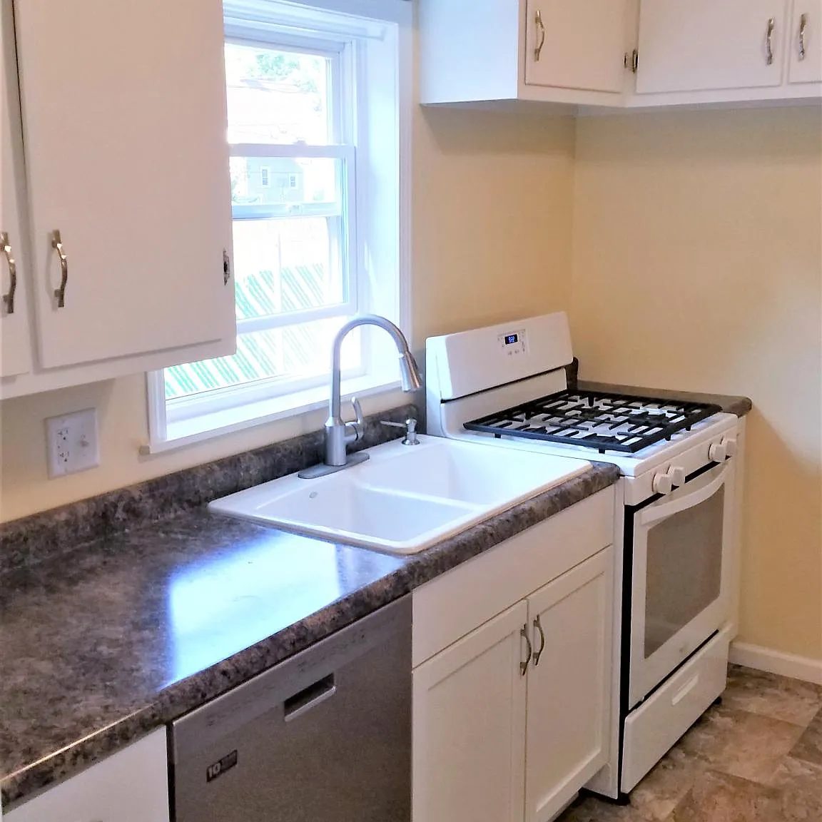 3 bed, 960 sqft, $1,300 — Photo 1