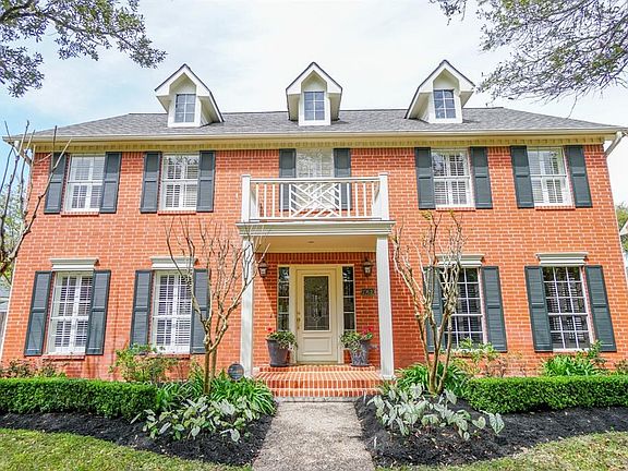 Extensive recent updates to the home include kitchen, baths, flooring, paint, HVAC and roof. Located in a highly coveted neighborhood and zoned to exemplary Katy ISD school, don't miss this opportunity to make this your home!