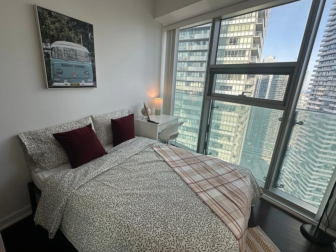 Deluxe Room - York St & Bremner Blvd — Photo 2