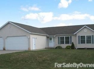 305 6th St, Newhall, IA 52315