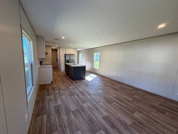 5th image of 148 Merritt Cir