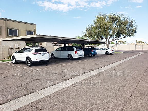 5th image of 1012 E Diamond Dr