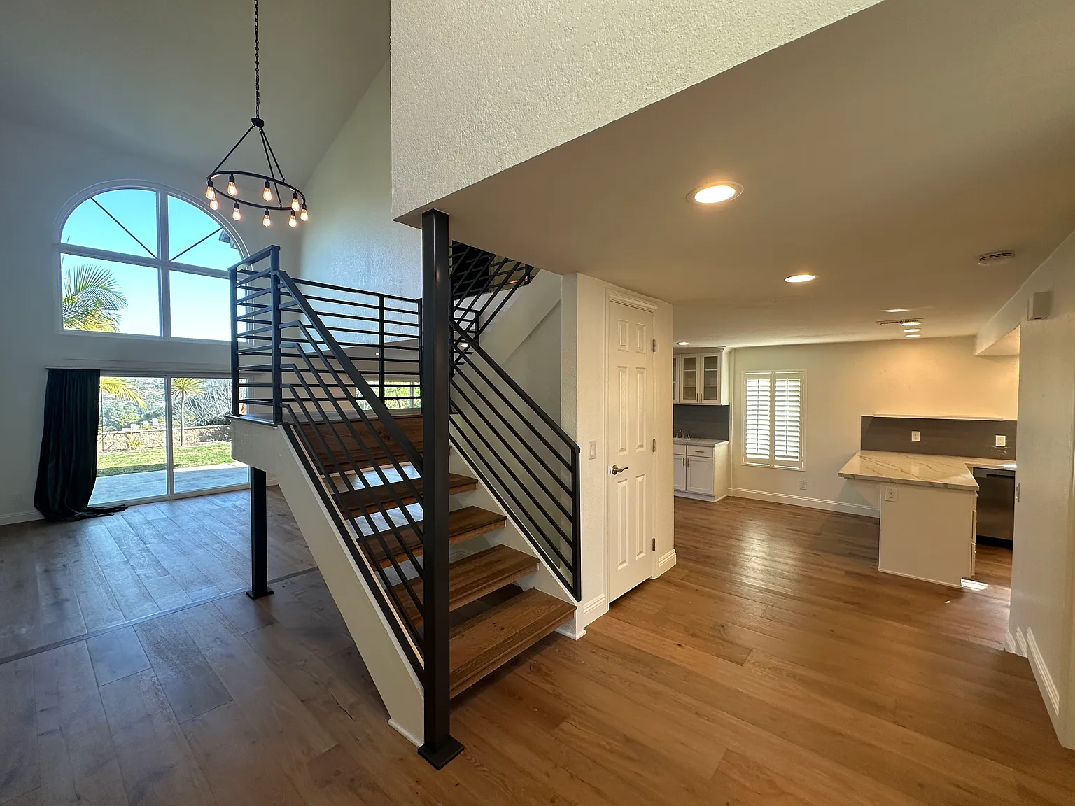 3 bed, 2.5 bath, 1860 sqft, $5,650 — Photo 3