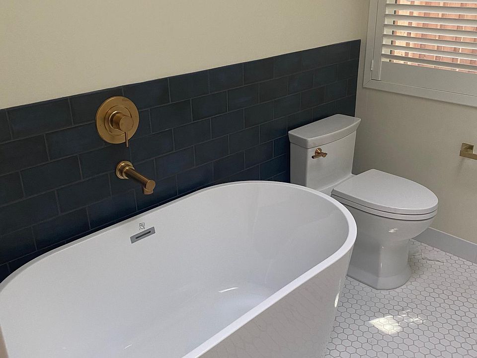 MASTER BATH WITH TUB