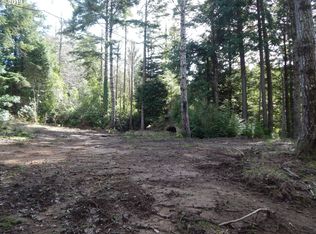 63090 Dungeness Dr, Coos Bay, OR 97420