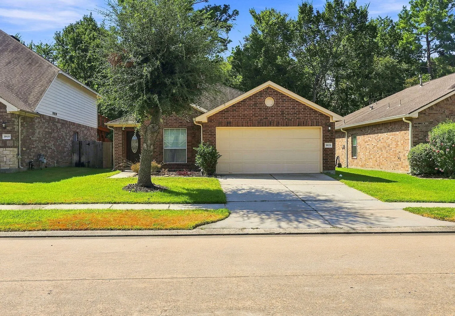 3 bed, 2.0 bath, 1625 sqft, $1,999 — Photo 2