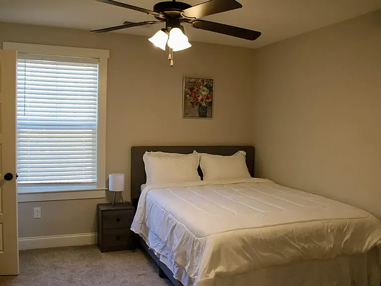 425 Live Oak Dr — Photo 9