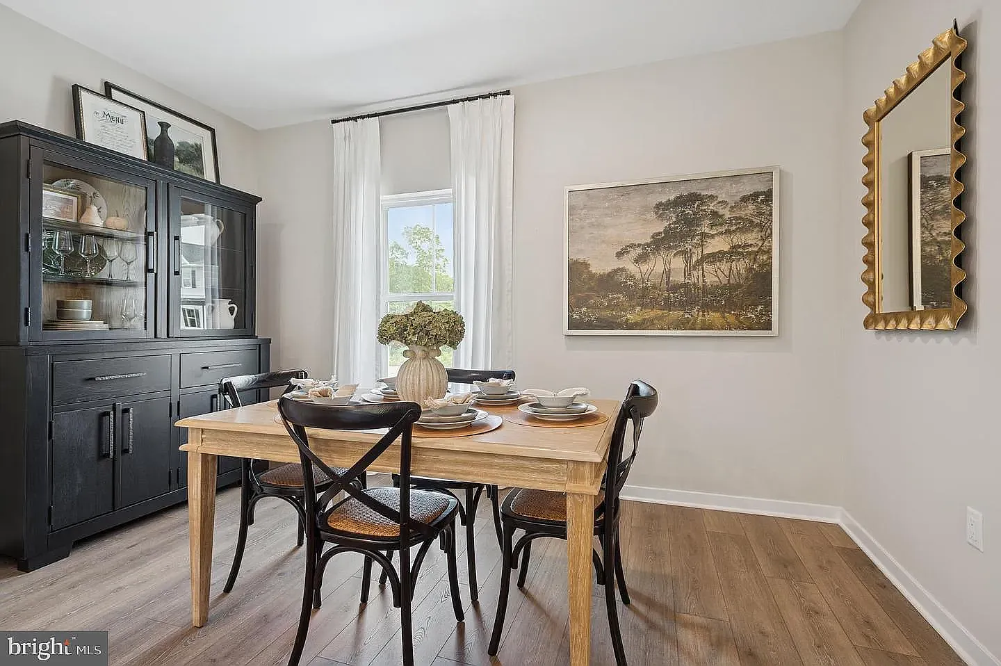 3 bed, 1927 sqft, $3,200 — Photo 2