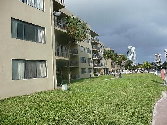 5th image of 301 Golden Isles Dr APT 211