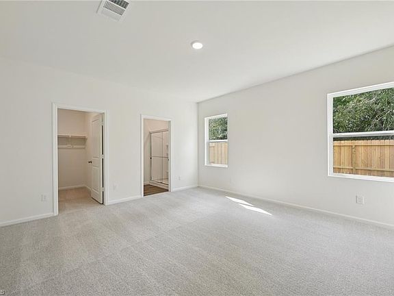 5th image of 930 Riverbank Dr