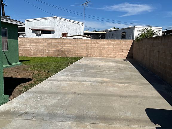 4th image of 12967 Oaks Ave