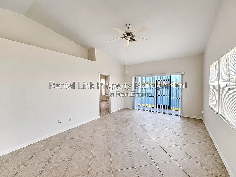 320 SW 3rd Pl #4 — Photo 5
