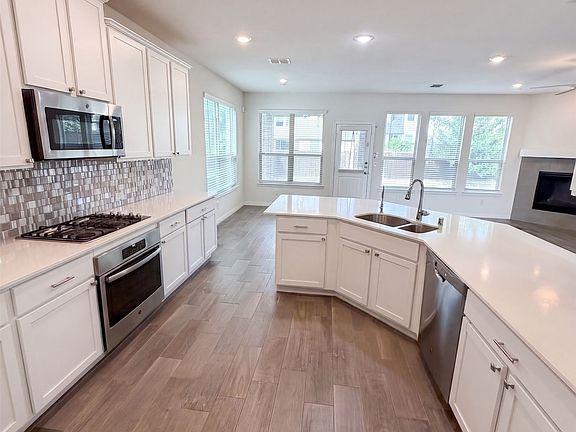 2nd image of 1421 Prairie