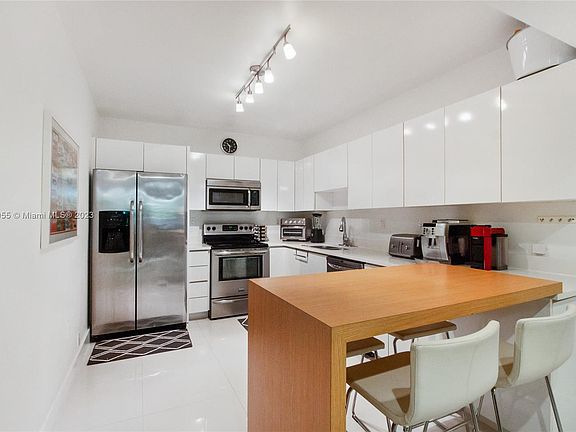 5th image of 181 Crandon Blvd APT 109