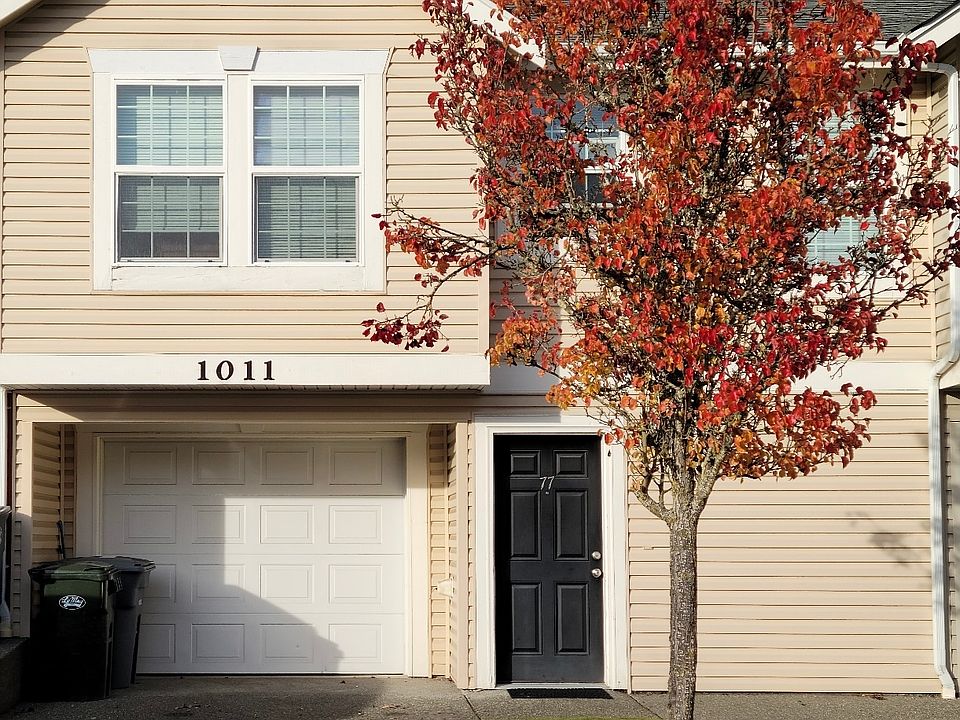 Oversized 1 car garage and 2 additional parking spots
