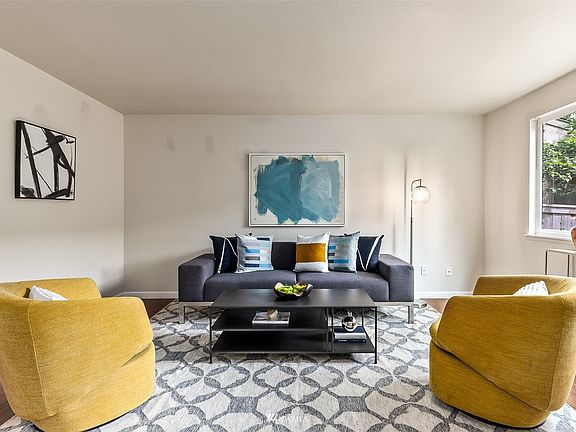 Living Room>