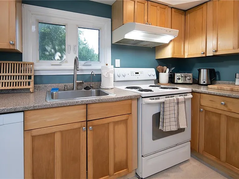 534 Aquidneck Ave #A — Photo 24