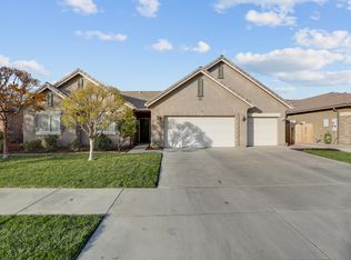 2706 W Newton Ct, Visalia, CA 93291