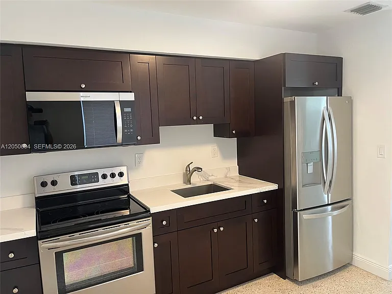 90 E 15th St #1 — Photo 3