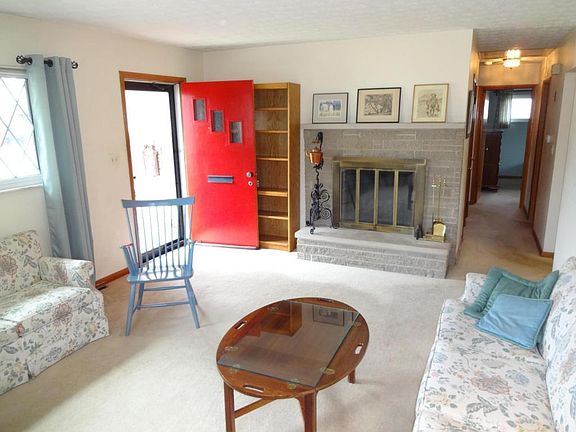 4th image of 1093 Carrousel Dr E