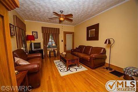 4th image of 3895 Abel St SW