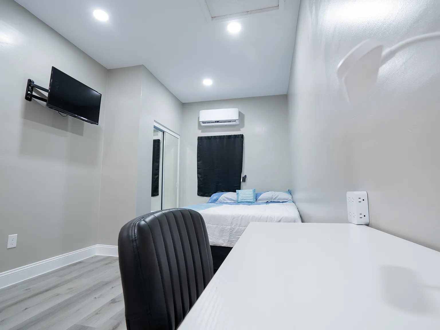 6 bed, 2560 sqft, $1,000 — Photo 3