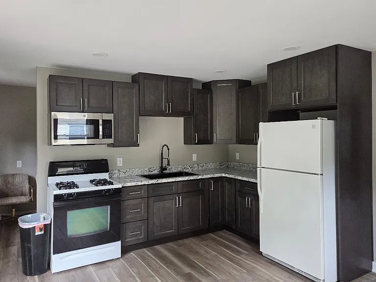 842 Fairview St — Photo 5