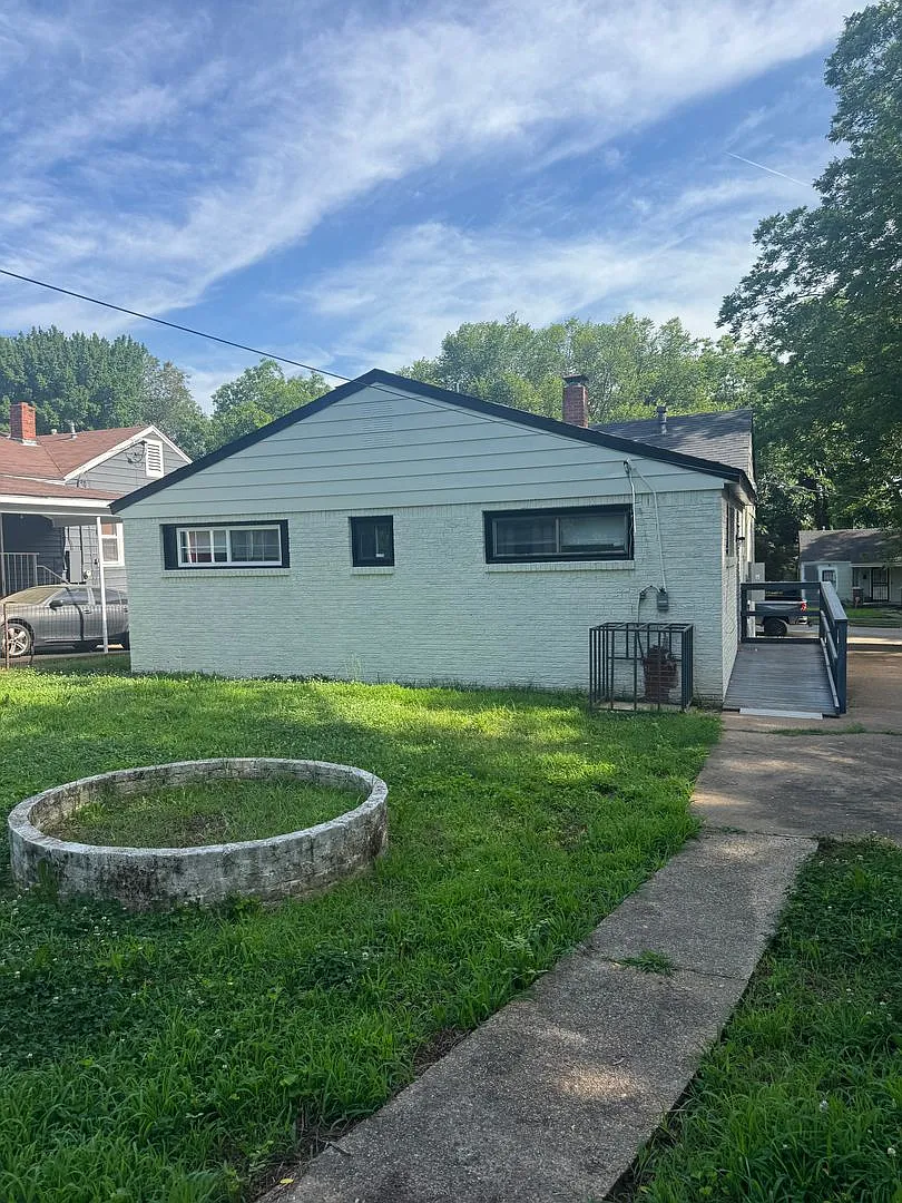 Welcome to 1981 Boyle Ave! — Photo 3