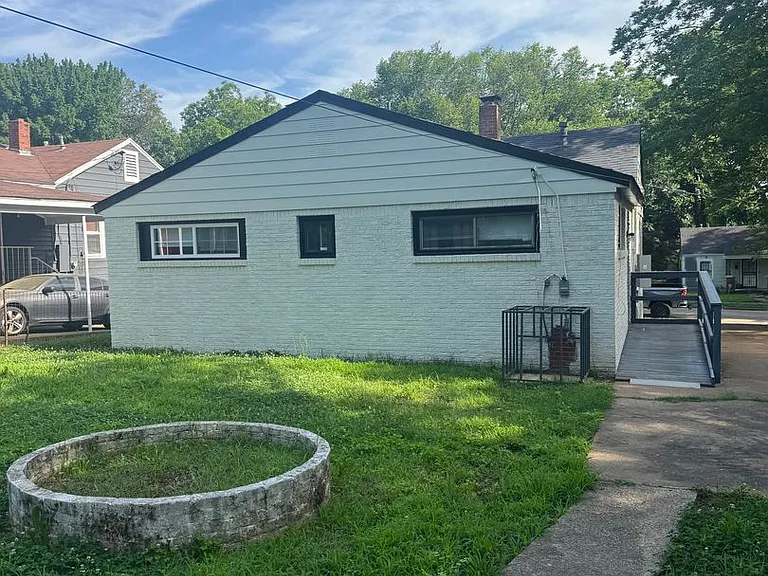 1981 Boyle Ave — Photo 3