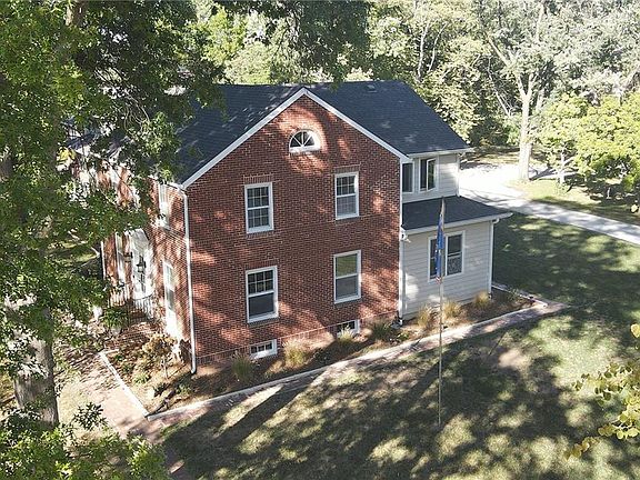 2nd image of 921 Pleasant St