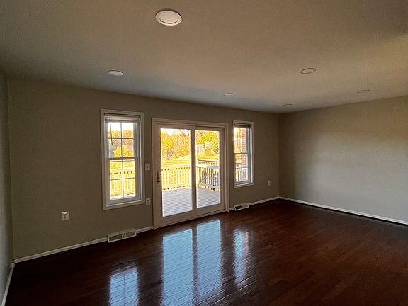 5th image of 9906 Lakepointe Dr #0