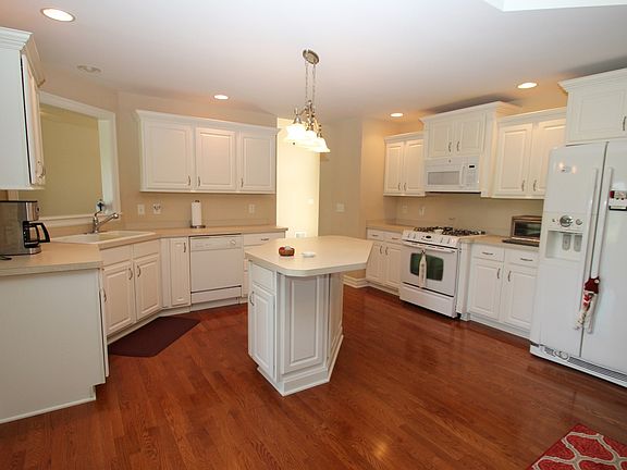 3rd image of 98 Groundsel Dr