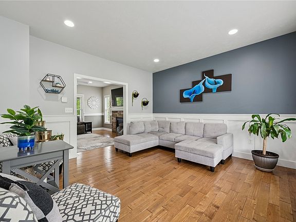 4th image of 6725 Fieldcrest Dr