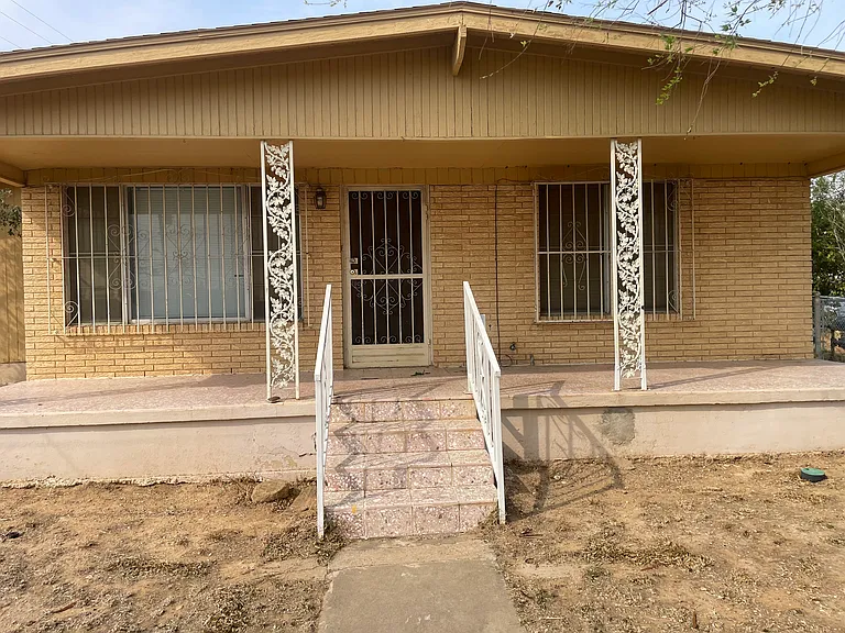 1102 E Lane St — Photo 3