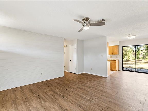 5th image of 8600 Chatham Ct