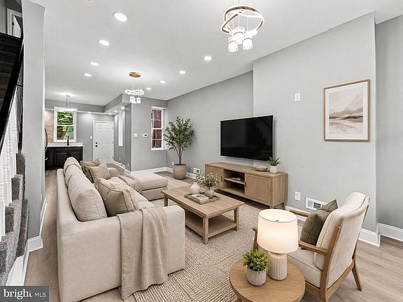 3rd image of 5539 Regent St