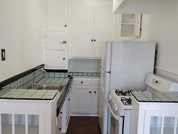 2nd image of 2034 Argyle Ave #208