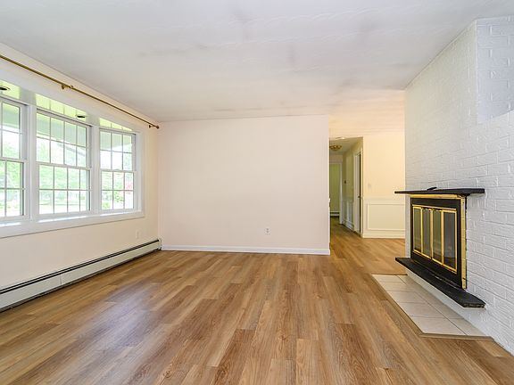 4th image of 33 Eisenhower Rd