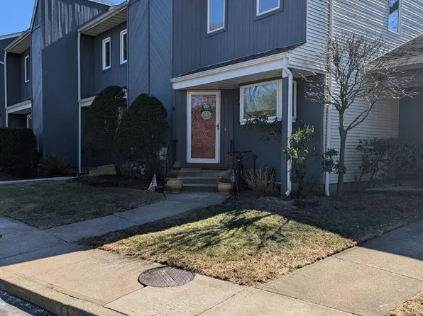 15 Anthony Drive, West Islip, NY 11795