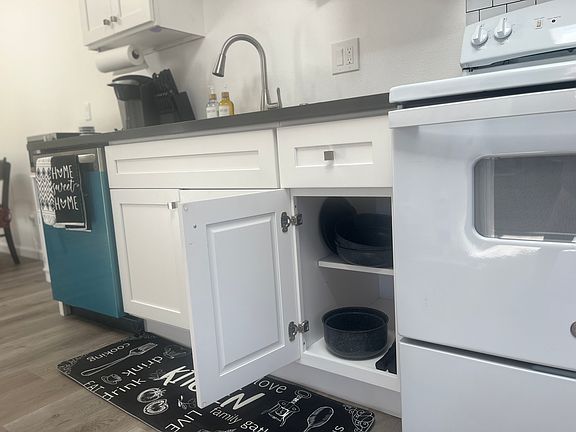 3rd image of 3289 Ingersoll Dr #3