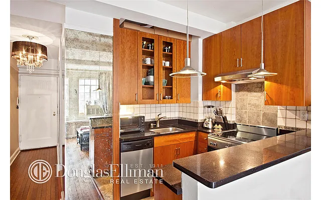 Rented by Douglas Elliman | media 31