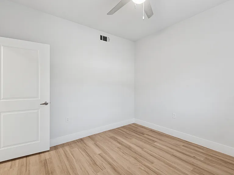 Ensign Apartments — Photo 36