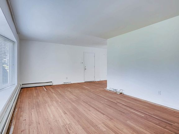 5th image of 1119 Leslie Rd