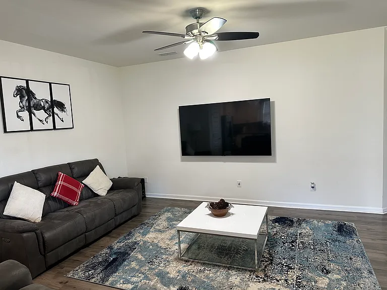 1425 Hopedale Dr — Photo 3