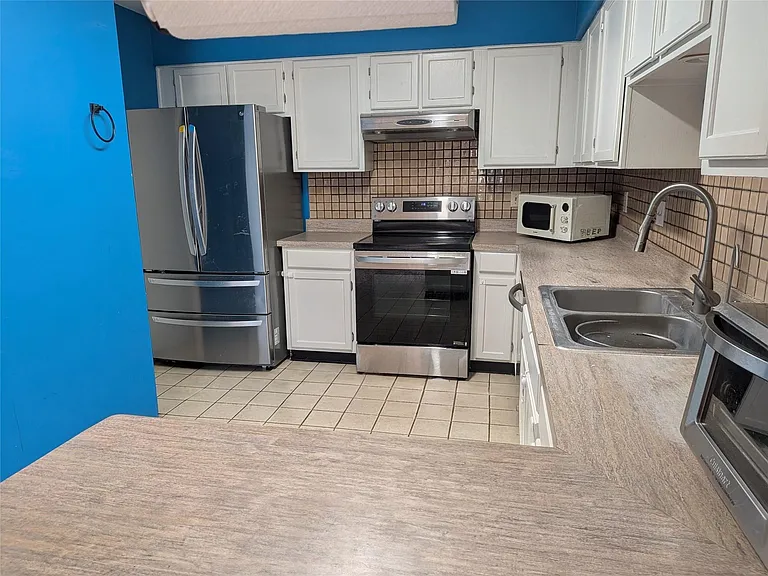 6223 Gladewell Dr — Photo 3