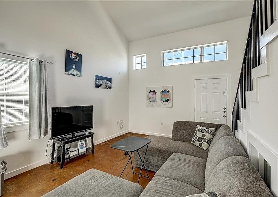 1st image of 2200 Rosewood Ave #D